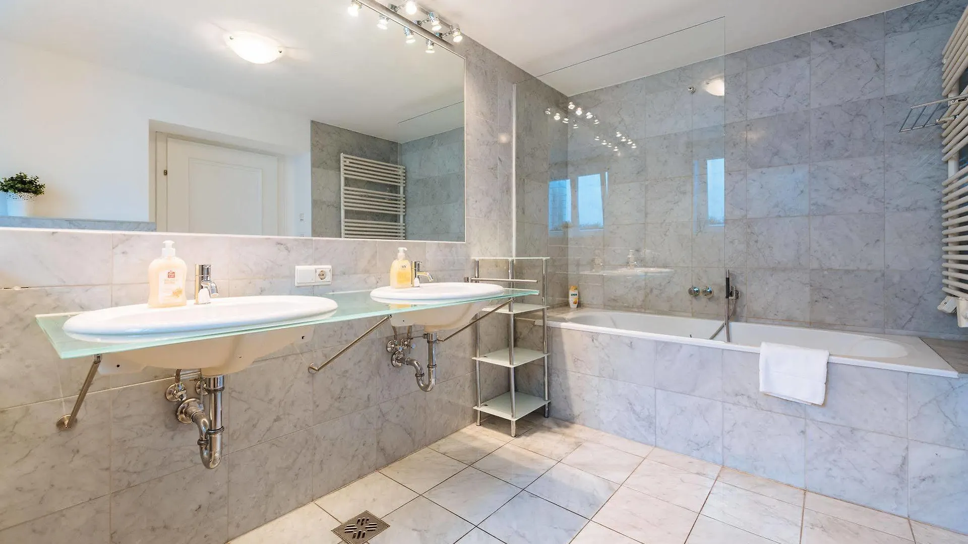 Duschel Apartments Vienna 4*,